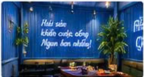Góc check-in với tường neon “Hải sản khiến cuộc sống ngon hơn nhiều!”
